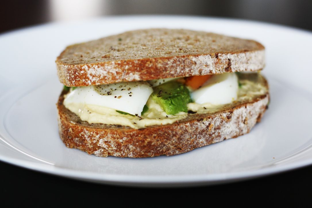 Sandwich ei, hummus en avocado Healthiness Online