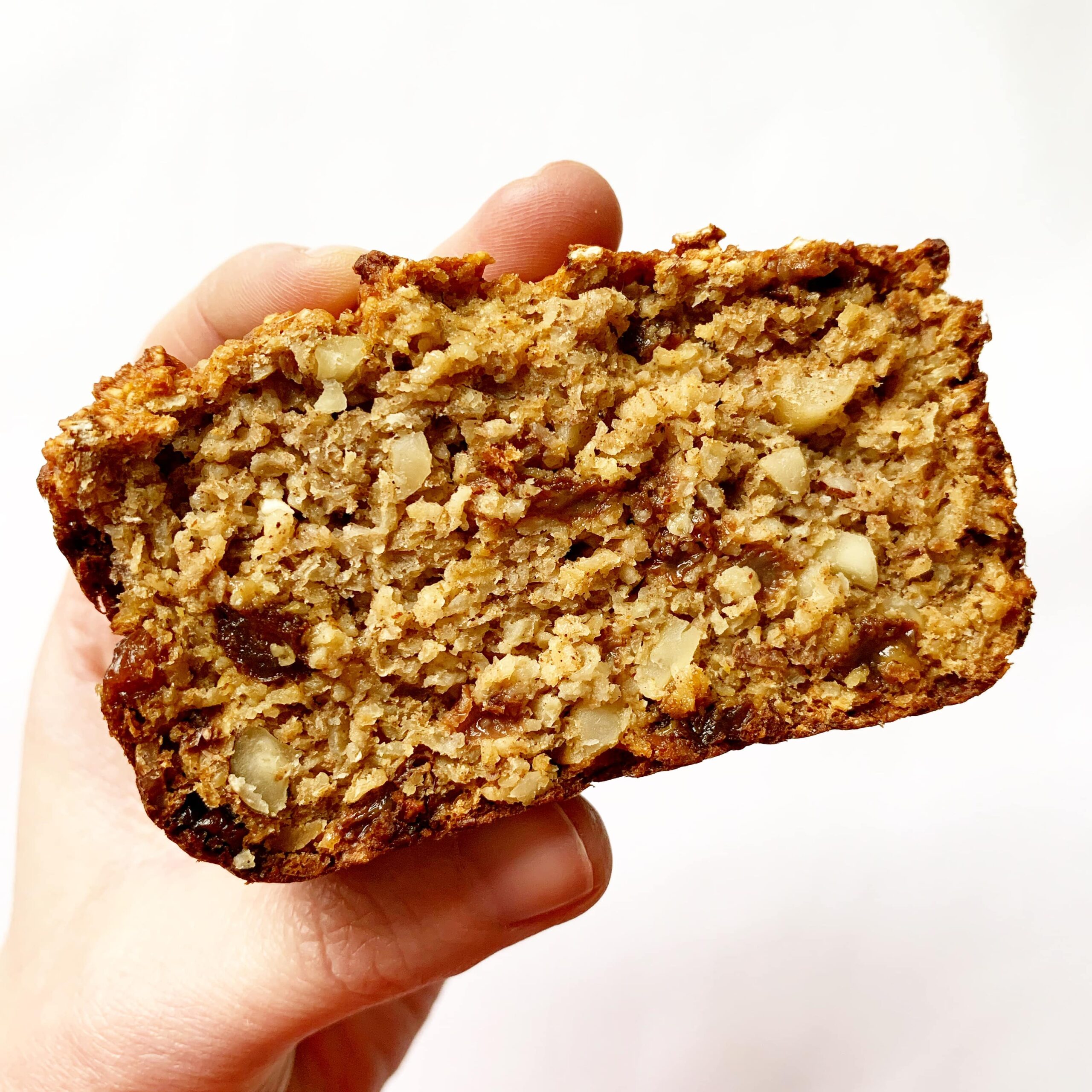 Appel-havermoutcake met rozijnen en kaneel