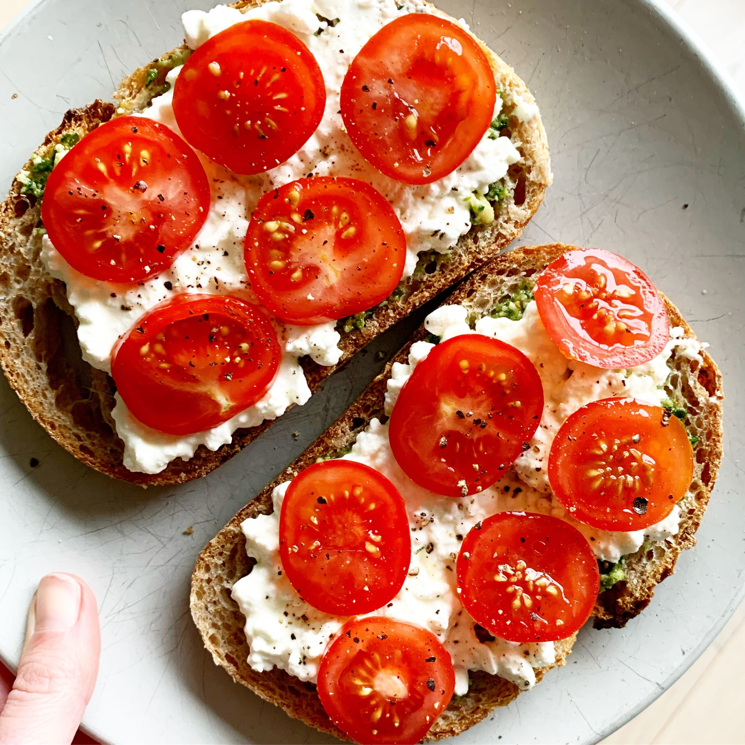 Caprese toast met tomaat, pesto en Hüttenkäse