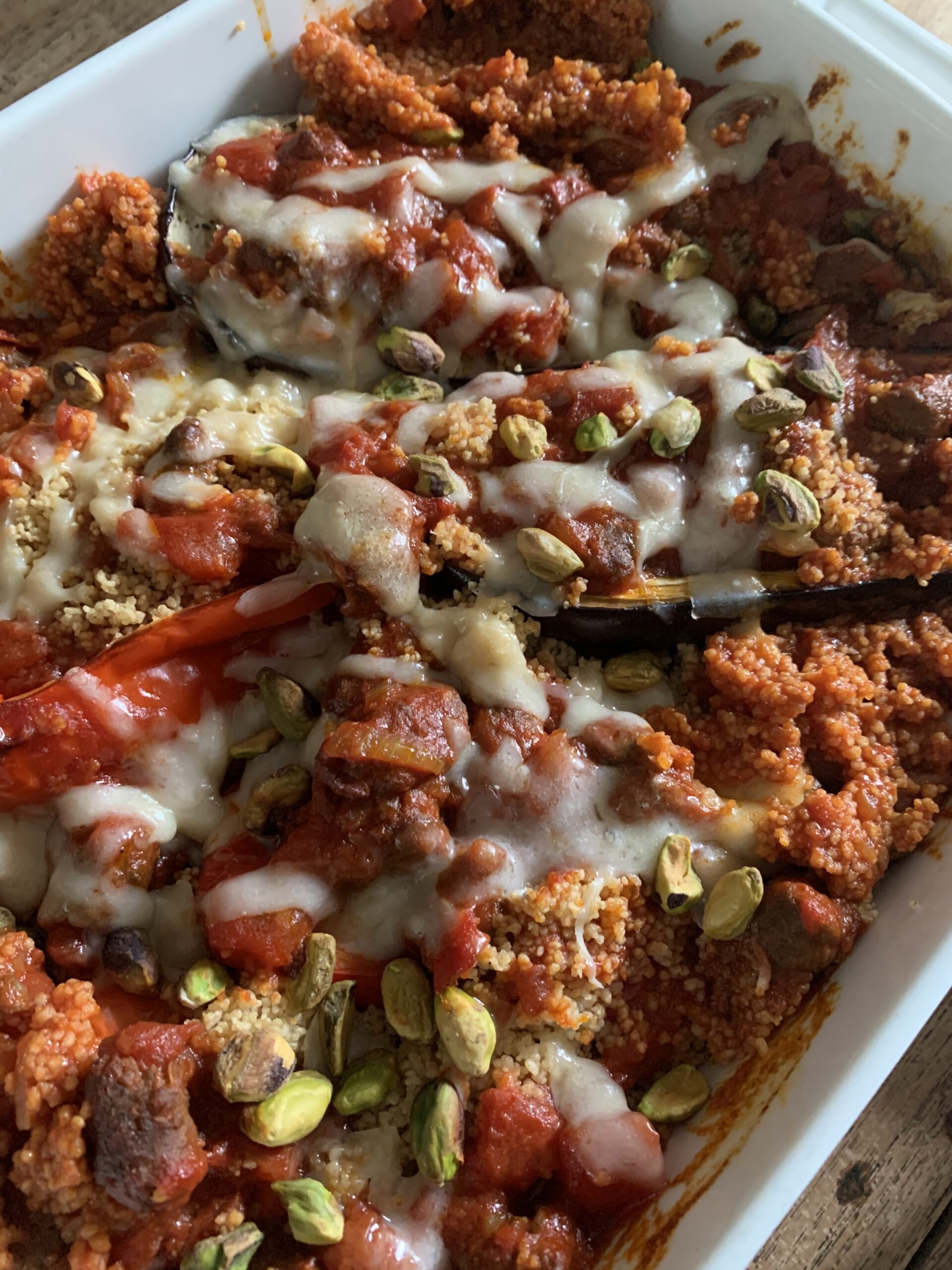 Gevulde aubergines en paprika’s met tomatencouscous en pistachenoten