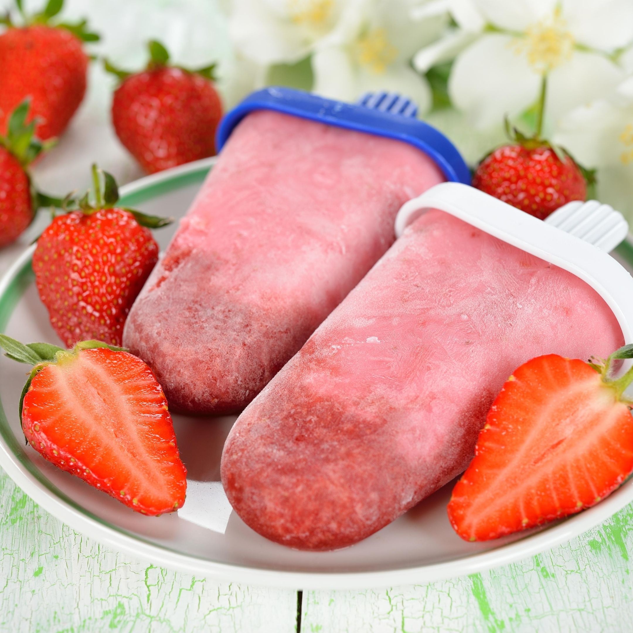 Tropische aardbeien-kokosijsjes