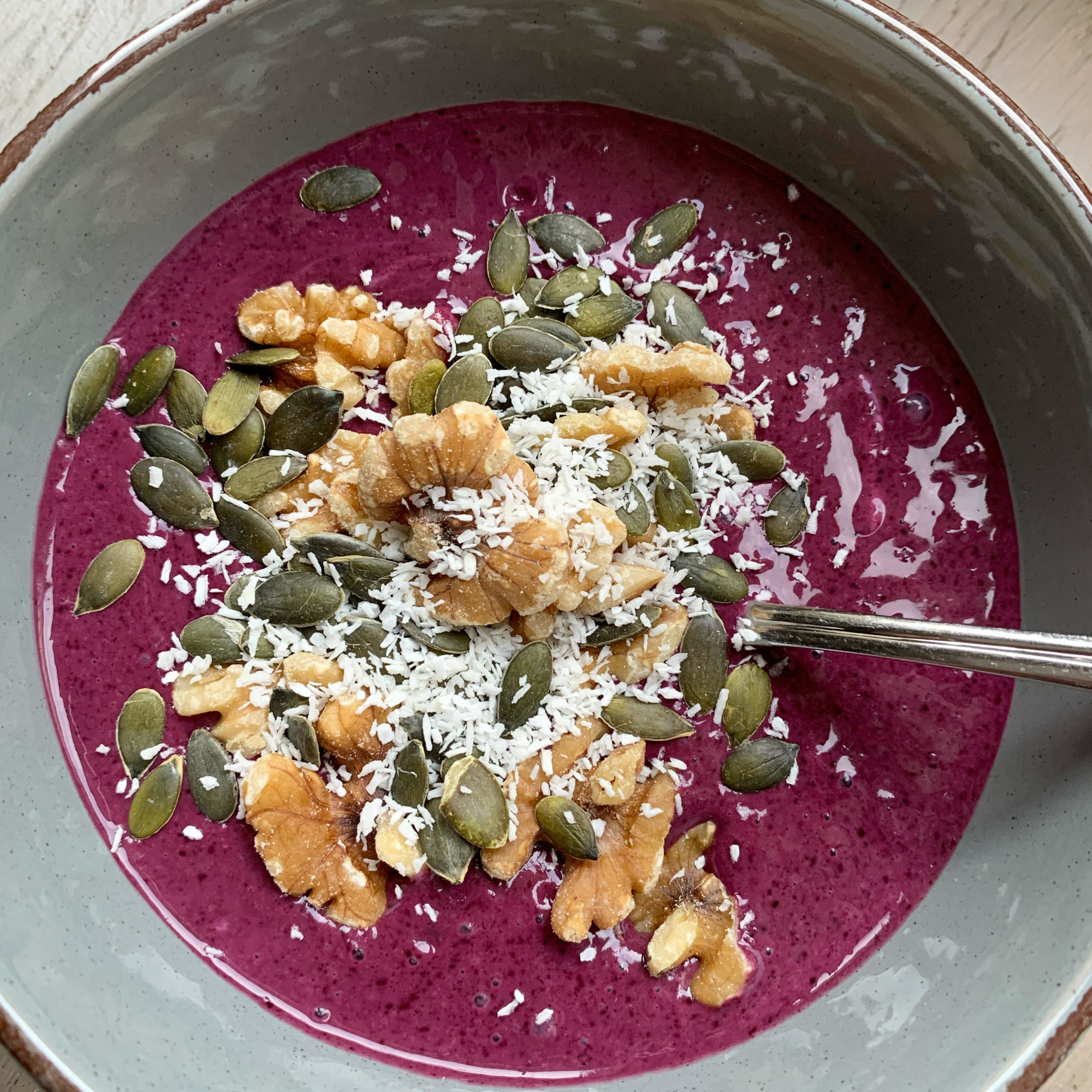 Paarse smoothiebowl met kokos